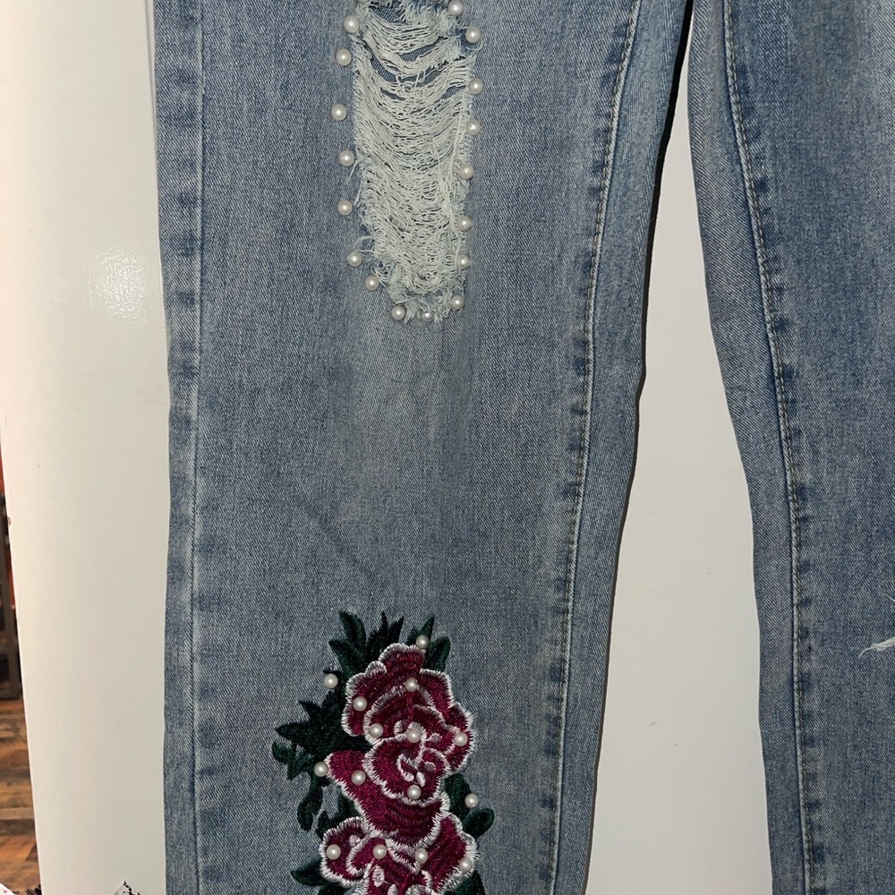 Flower Embroidery Ripped Pearl Decor Denim Jeans - Picture 4 of 7